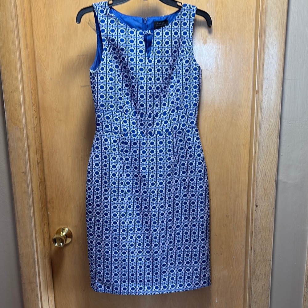 Tahari sleeveless lined dress. Great condition, Sz 2. Zip up back w/slit in back